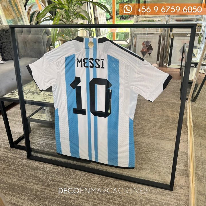 Enmarcación de camiseta entre vidrios con marco negro
