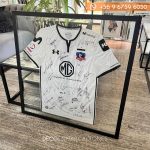 Enmarcación de camiseta entre vidrios y marco negro