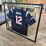 Enmarcación de camiseta de futbol Americano entre vidrios con marco negro