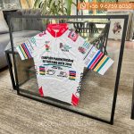 Enmarcación de camiseta entre vidrios con marco negro