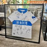 Enmarcación de camiseta entre vidrios con marco negro