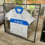 Enmarcación de camiseta entre vidrios con marco negro