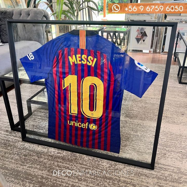Enmarcación de camiseta entre vidrios con marco negro