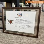 Enmarcación de título entre vidrios y marco cafe
