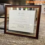 Enmarcación de título entre vidrios y marco café