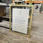 Enmarcación de título entre vidrios y marco dorado